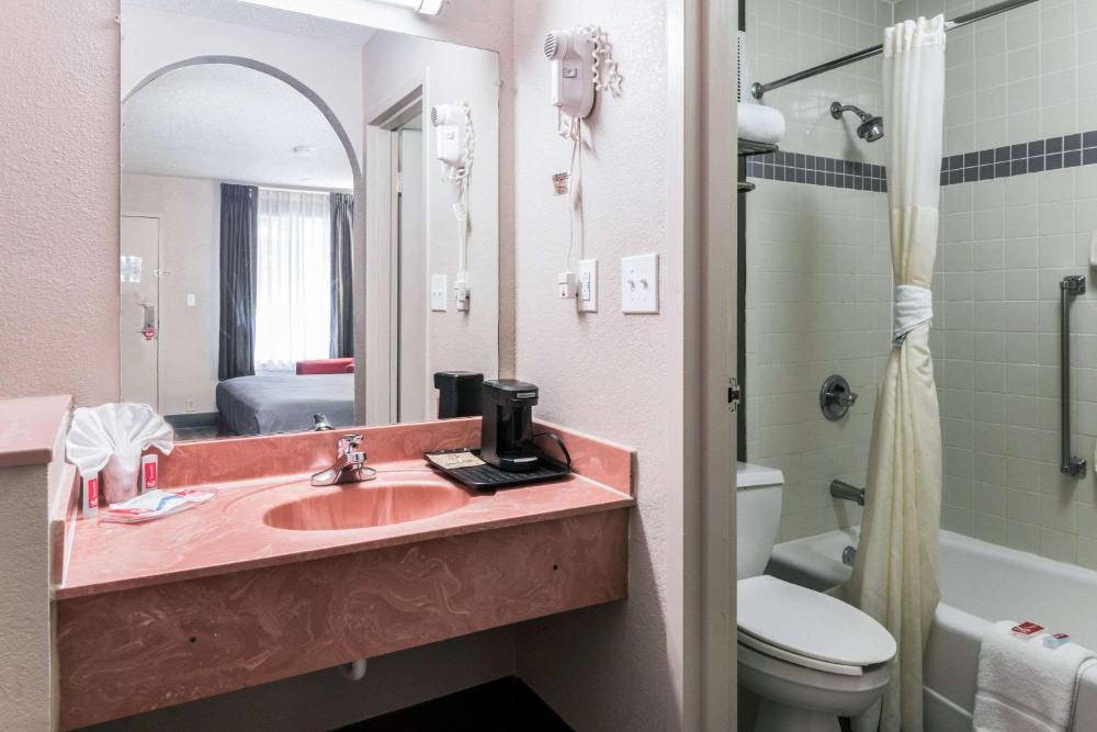 King Room - Accessible/Non-Smoking interior